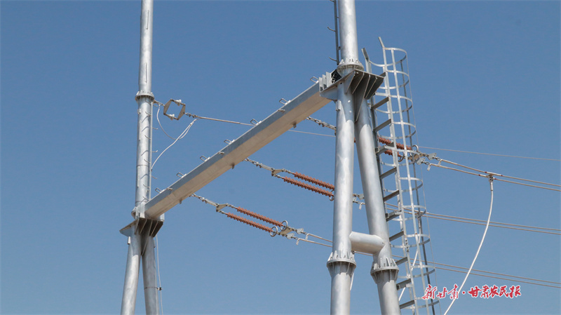 圖為大寨鄉清源50兆瓦農林畜光互補光伏發電項目110千伏升壓設備