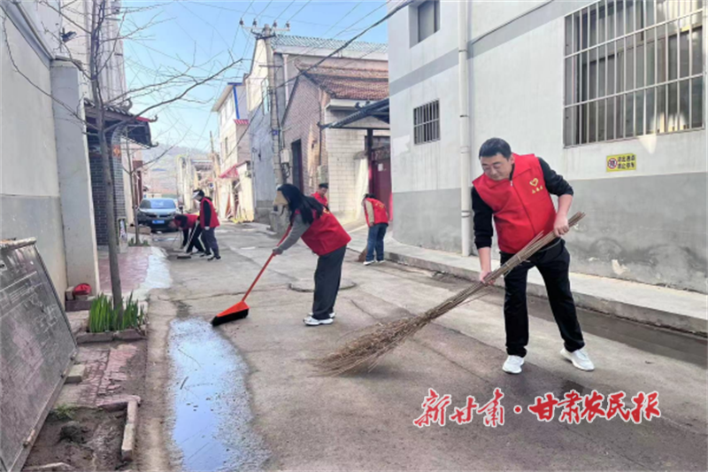 志愿者正在開展人居環境整治.png